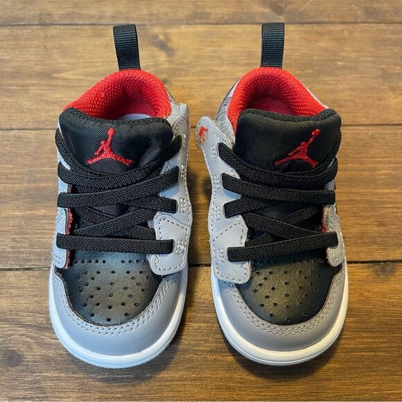 Nike Black and Red Sneakers with Classic Basketball Design - Picture 2 of 7